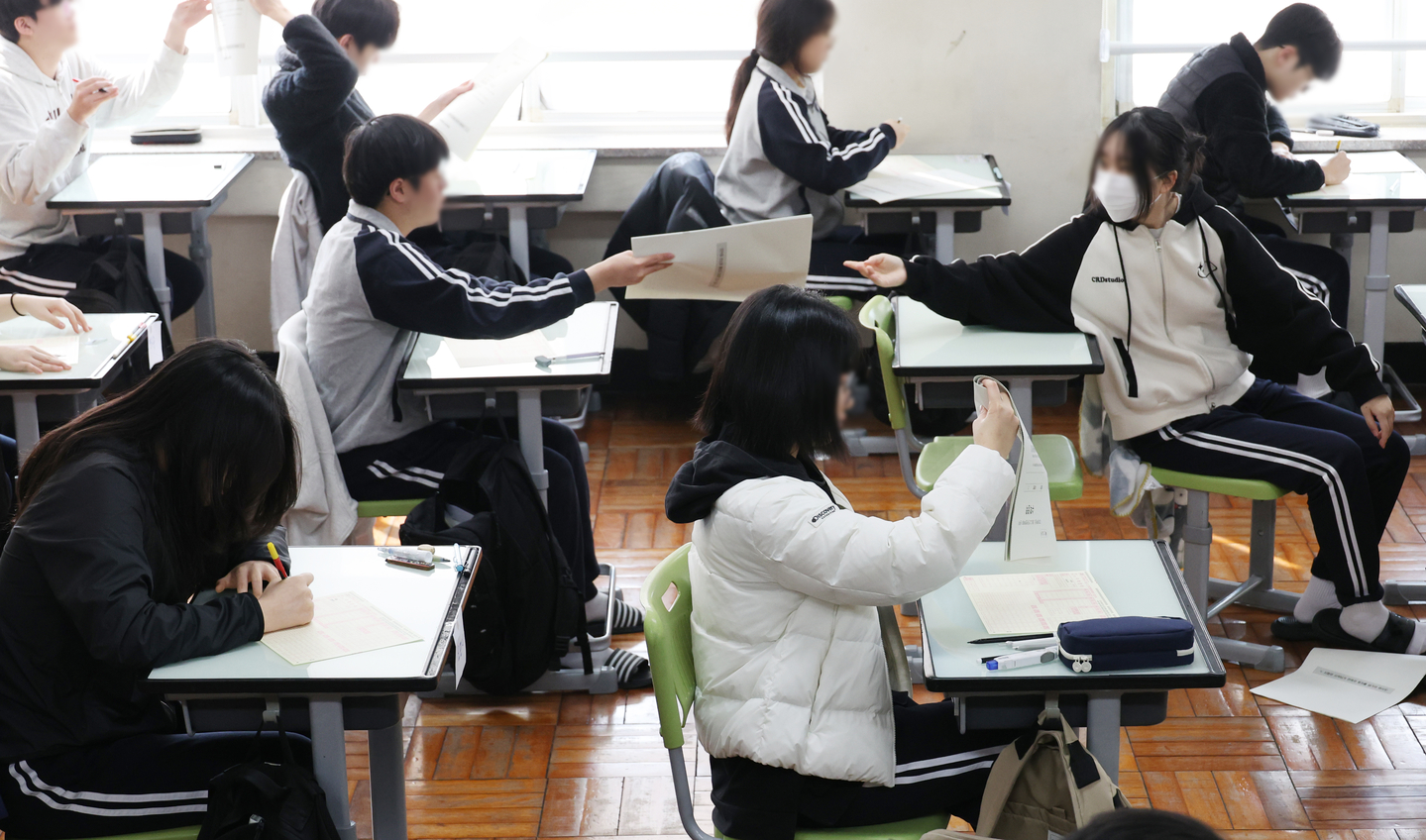 High school students take in a nationwide exam at a school in Busan on March 24. [YONHAP]