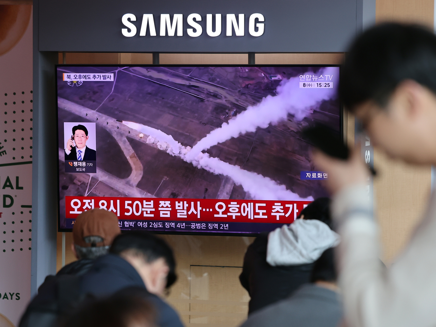 People at Seoul Station watch a television broadcast about ballistic missile launches by North Korea on April 8. [NEWS1] 