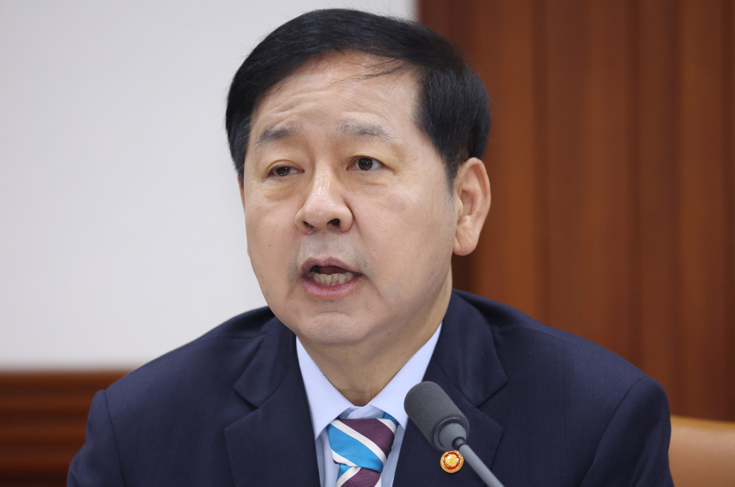Finance Minister Koo Yun-cheol speaks during a ministerial meeting about public livelihood at the central government complex in Jongno District, central Seoul, on April 9. [NEWS1]