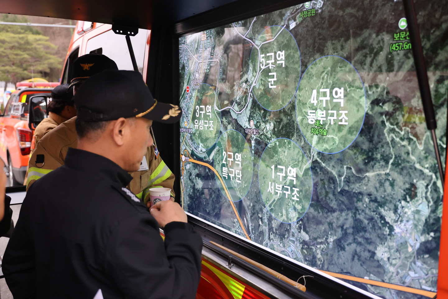 Firefighters hold a search coordination meeting at O-World, a theme park, in Daejeon on the morning of April 9, the second day after a wolf escaped from the park. [YONHAP] 