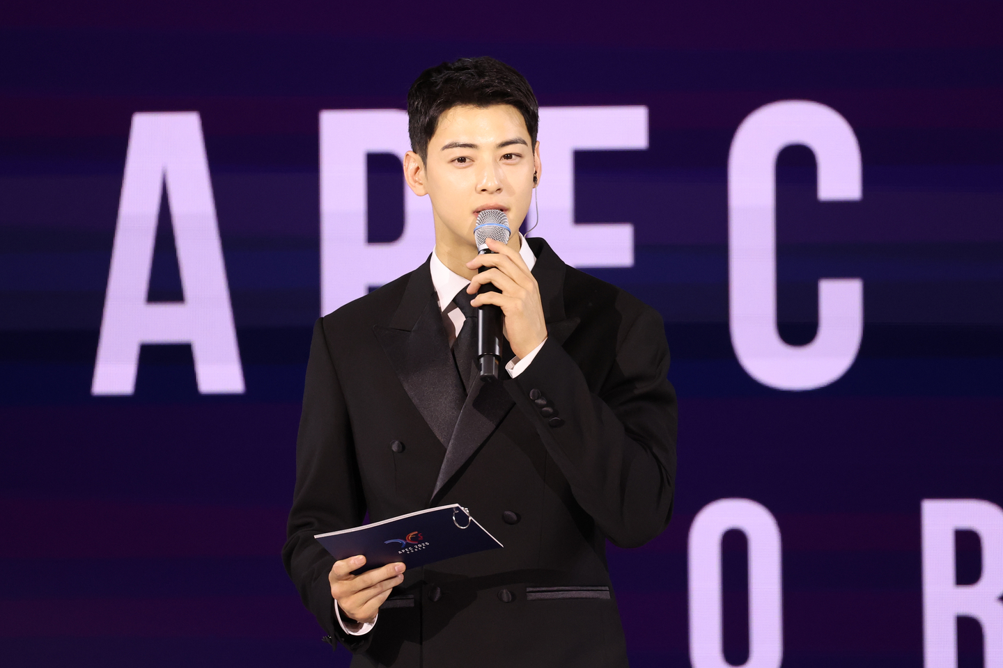 Actor and singer Cha Eun-woo emcees the APEC summit gala dinner at the Lahan Select hotel in Gyeongju, North Gyeongsang, on Oct. 31, 2025. [YONHAP] 
