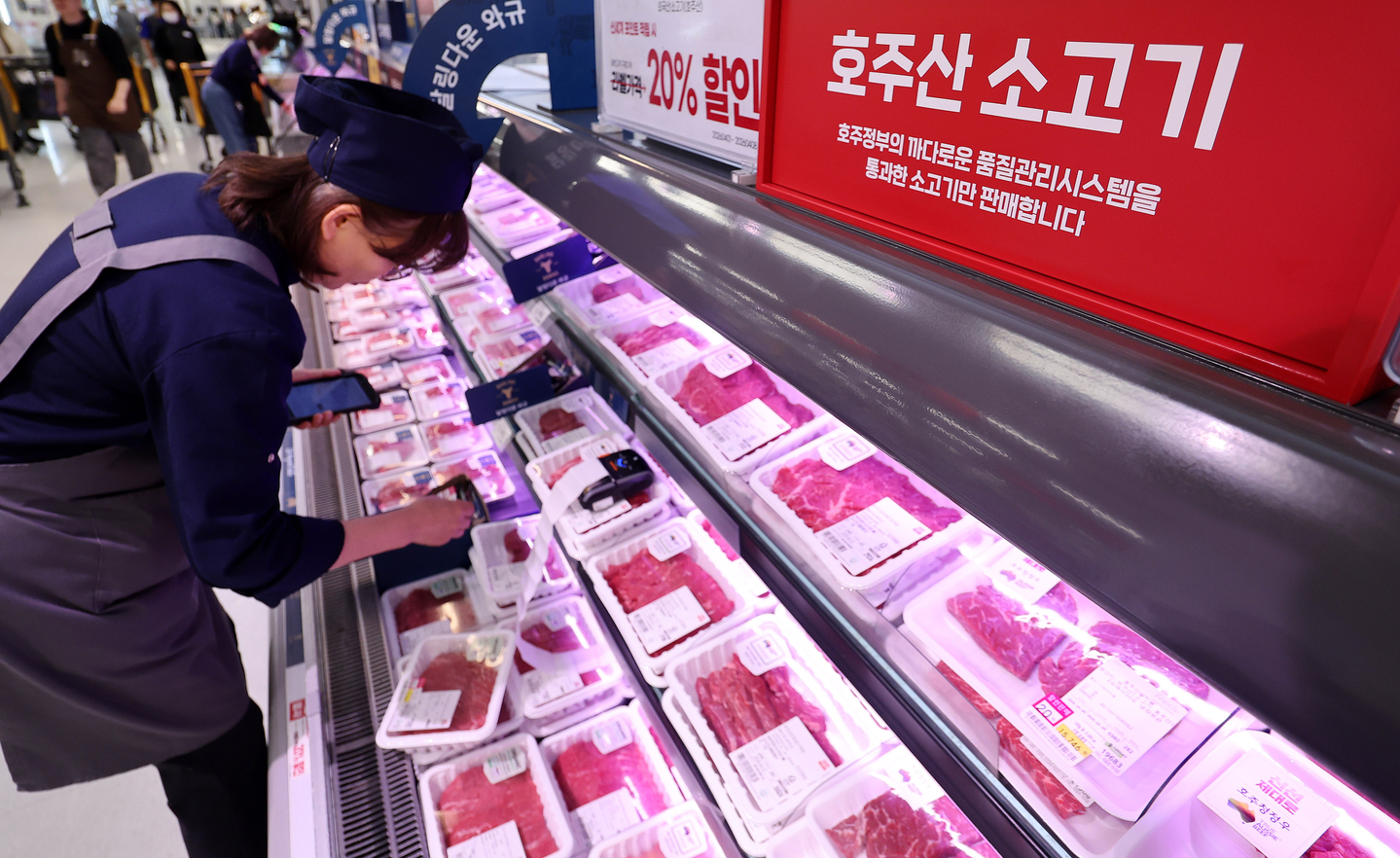 Packages of Australian beef are on display at a supermarket in Seoul on April 7. [NEWS1] 