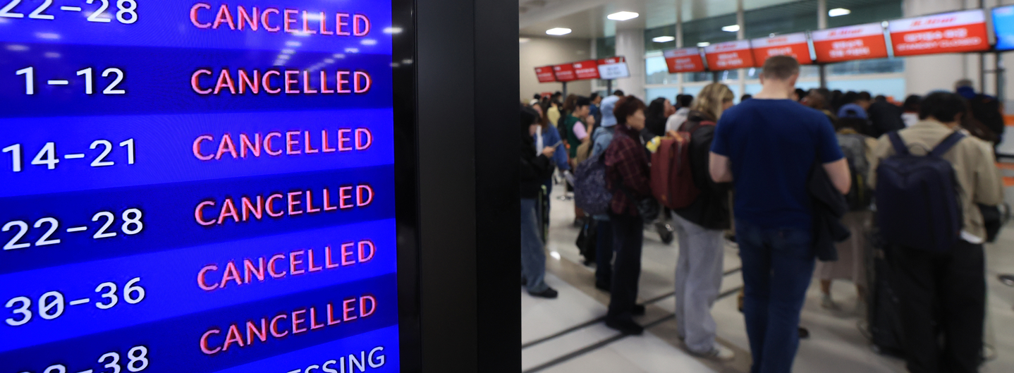 The departure board at Jeju International Airport shows multiple cancellations and delays on April 9. Flights between Jeju and other regions are being disrupted as heavy rain accompanied by strong winds lashes the island. Around 230 flights had been cancelled as of the press time. [YONHAP]