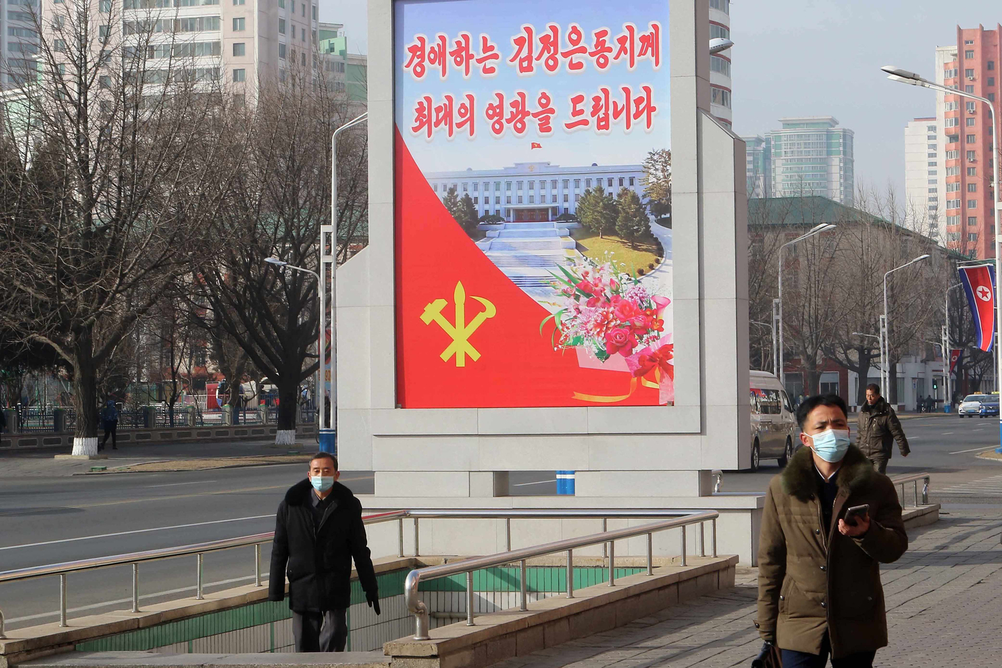 Pedestrians in Pyongyang on Feb. 26 [AP/YONHAP]