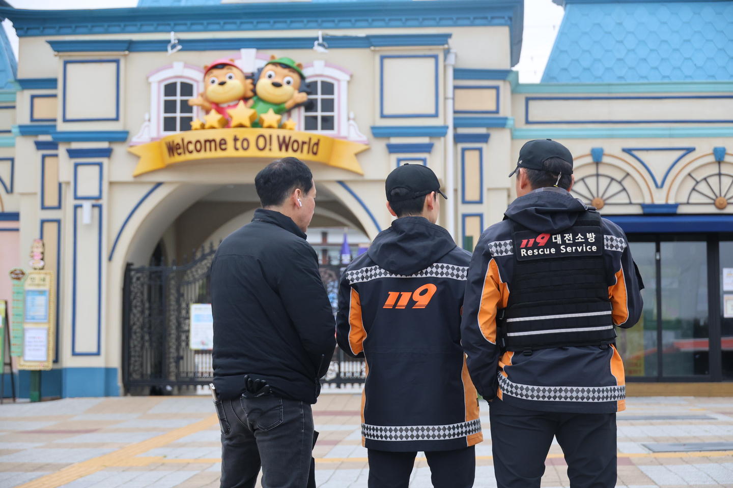 Firefighters use a drone to search for the escaped wolf at O-World in Daejeon on the morning of April 9, the second day after the animal escaped. [YONHAP]