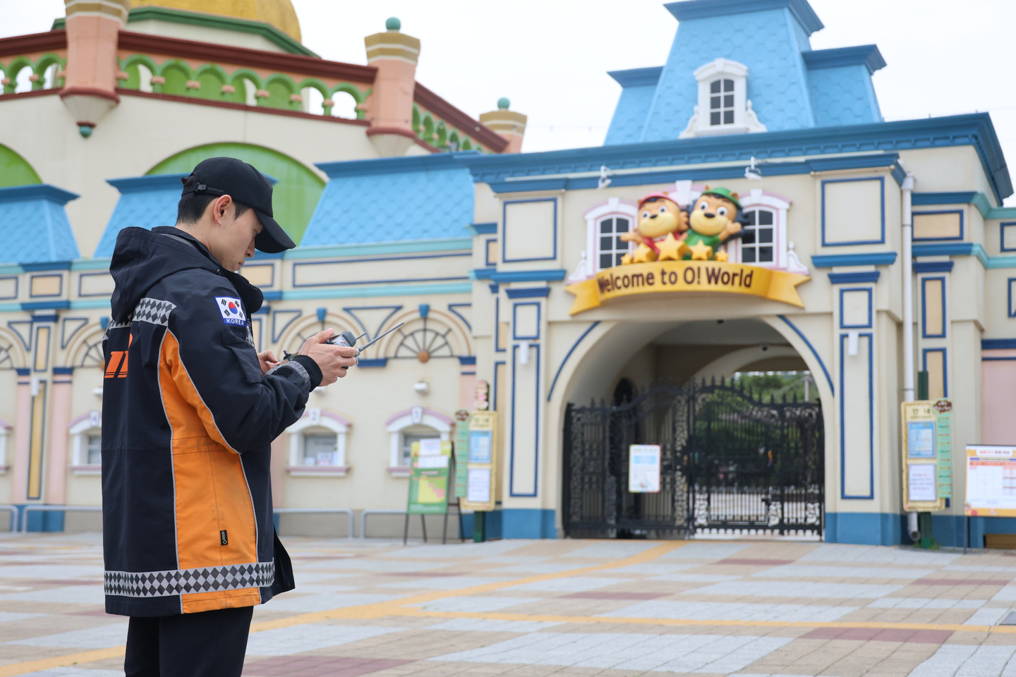 A firefighter uses a drone to search for the escaped wolf at O-World in Daejeon on the morning of April 9, the second day after the animal escaped. [YONHAP]