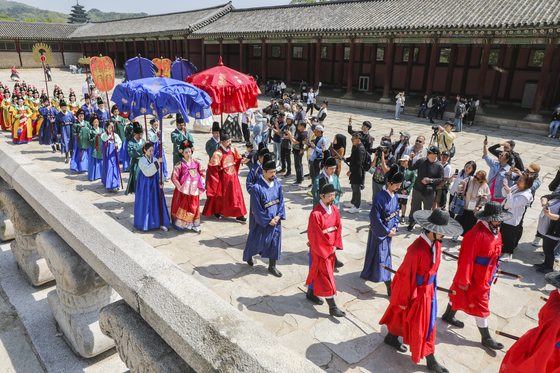 A program reenacting royal court's daily lives is performed at Gyeongbok Palace during the K-Royal Culture Festival in 2025. [KOREA HERITAGE AGENCY]