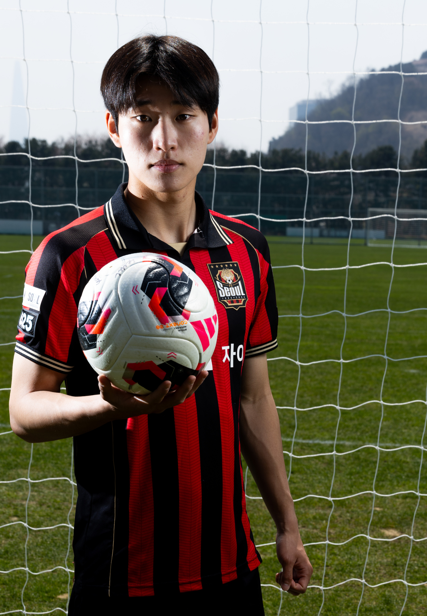 FC Seoul's Son Jeong-beom poses during an interview with the JoongAng Ilbo at GS Champions Park in Guri, Gyeonggi, on April 2. [JOONGANG ILBO] 