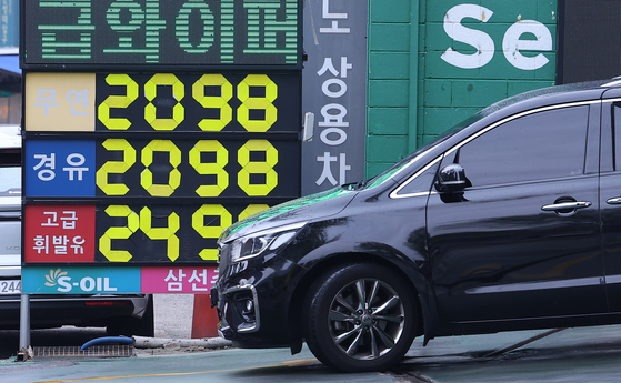Diesel price shows at 2,098 won per liter ($5.36 per gallon) at a gas station in downtown Seoul on April 9. It marks the first time in three years and eight months that Seoul's average diesel price has breached the 2,000-won threshold since Aug. 4, 2022 in the wake of Russia’s invasion of Ukraine. [NEWS1] 