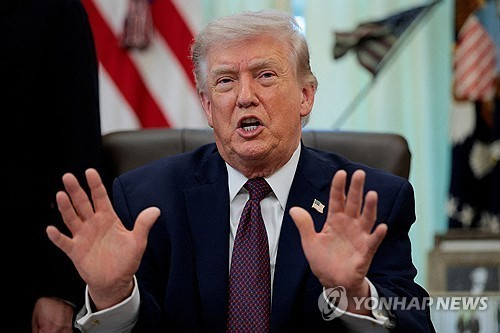This file photo, released by Reuters, shows U.S. President Donald Trump speaking during the signing ceremony for an executive order in the Oval Office of the White House in Washington on March 31. [YONHAP] 