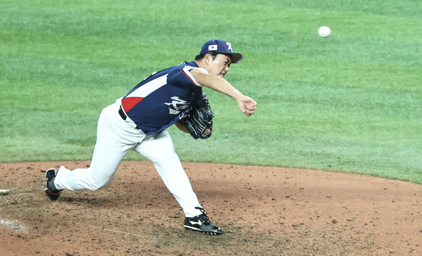 Korean reliever Go Woo-suk pitches against the Dominican Republic during the teams' quarterfinal game of the World Baseball Classic at LoanDepot Park in Miami on March 13. [YONHAP]