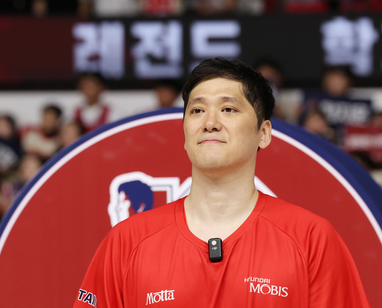  Ulsan Hyundai Mobis Phoebus legend Ham Ji-hoon at the final game of his career on April 8. [YONHAP]