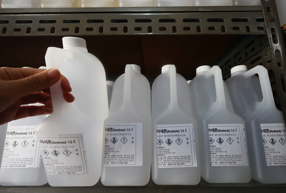 Bottles of acetone line the shelves of a chemical supply shop in downtown Seoul on April 8. Prices of acetone have nearly doubled as the conflict in the Middle East unsettles domestic supplies of crude oil and naphtha. [NEWS1]