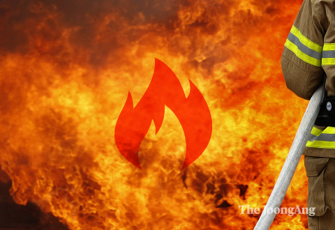 An image of fire and a firefighter [JOONGANG ILBO]