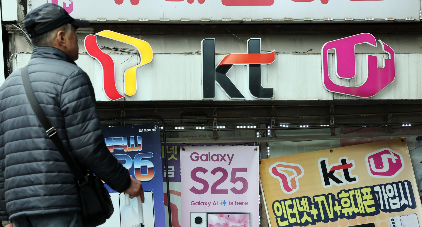 A person walks by a telecommunications store in Seoul on April 9. [NEWS1]