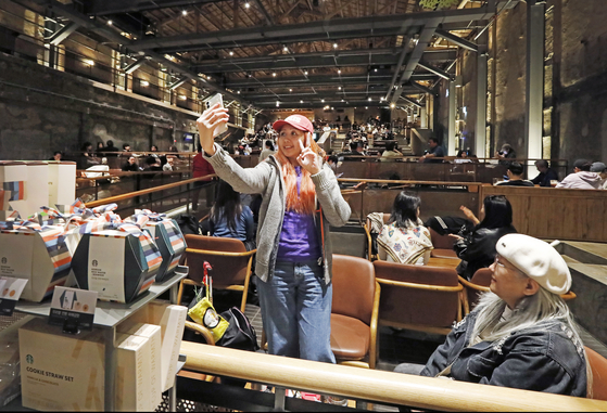 A customer poses for a selfie at the Gyeongdong 1960 Starbucks store in Dongdaemun district, eastern Seoul, on April 3. [PARK SANG-MOON]