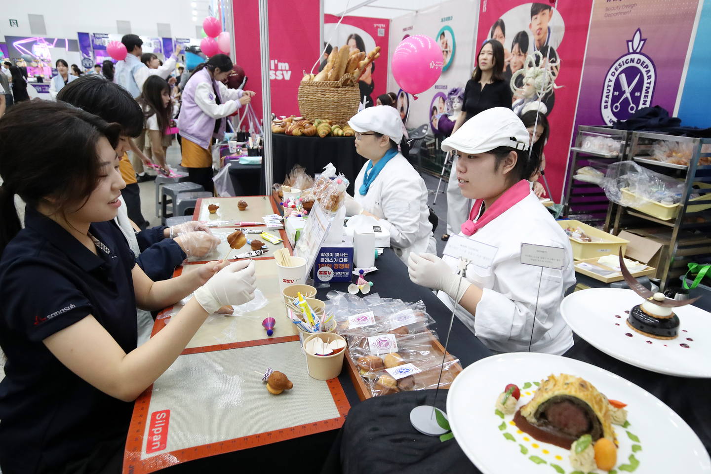 Students take part in a baking practice session at the Sangseo High School booth during the “2025 Daegu Office of Education Vocational Education Expo: Specialized High Schools–Meister High Schools Festival,” held at EXCO in Daegu on Sept. 10, 2025. [NEWS1]