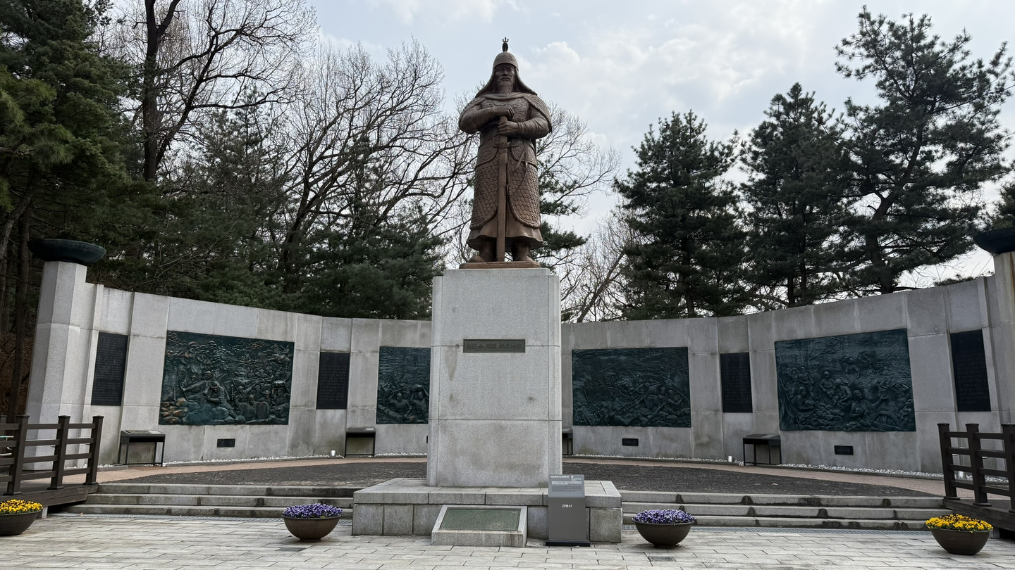 A statue of Gen. Gwon Yul (1537-1599) stands at the entrance of Haengjusanseong. [WOO JI-WON]