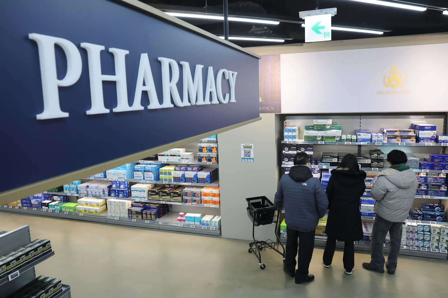 Customers browse the shelves at a pharmacy in Yongsan District, central Seoul, on Feb. 8. [NEWS1]