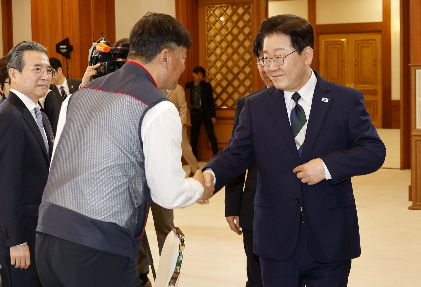 President Lee Jae Myung, right, shakes hands with Yang Kyung-soo, president of the Korean Confederation of Trade Unions, during a meeting with the group at the Blue House on April 10. [JOINT PRESS CORPS]