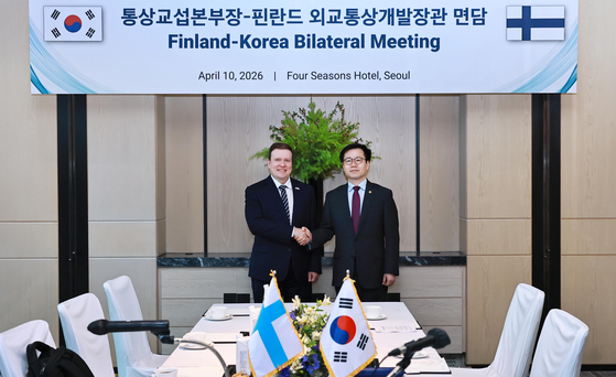 Trade Minister Yeo Han-koo, right, shakes hands with his Finnish counterpart, Ville Tavio, during their meeting in Seoul on April 10 in this photo provided by Yeo's office. [YONHAP]