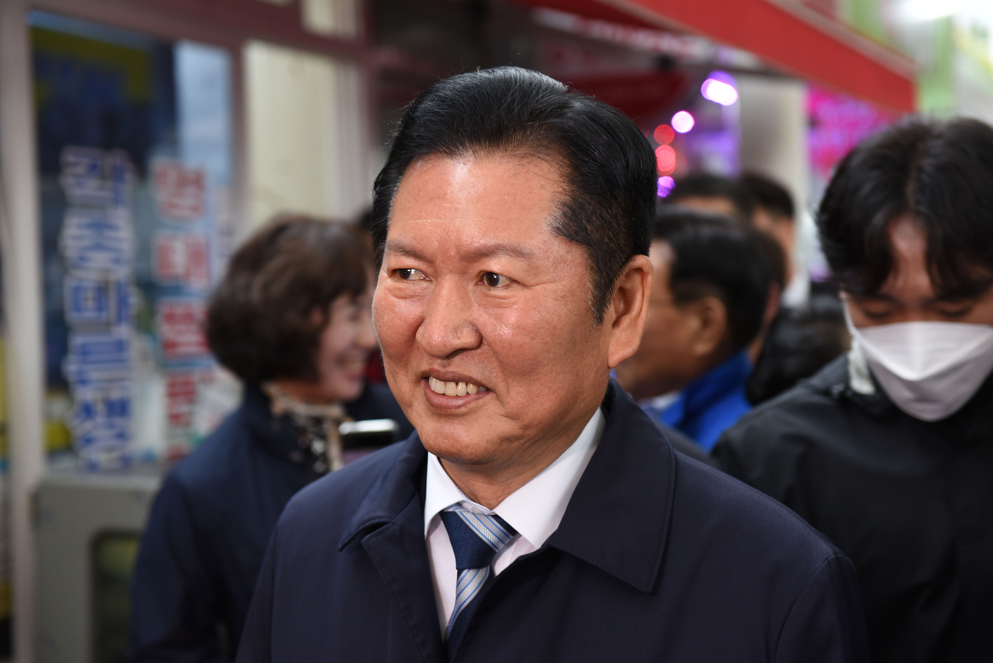 Democratic Party leader Jung Chung-rae visits a market in Yeosu, South Jeolla, on April 9. [NEWS1] 