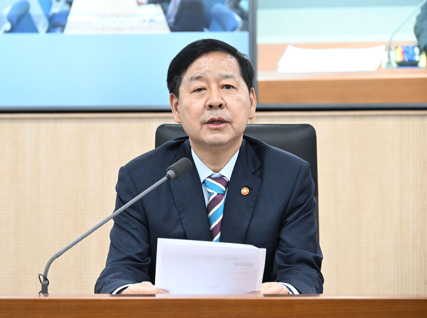 Finance Minister Koo Yun-cheol speaks during a meeting between ministry officials at the Sejong Government Complex in Sejong on April 10 in a photo carried by the Ministry of Finance and Economy. [NEWS1]