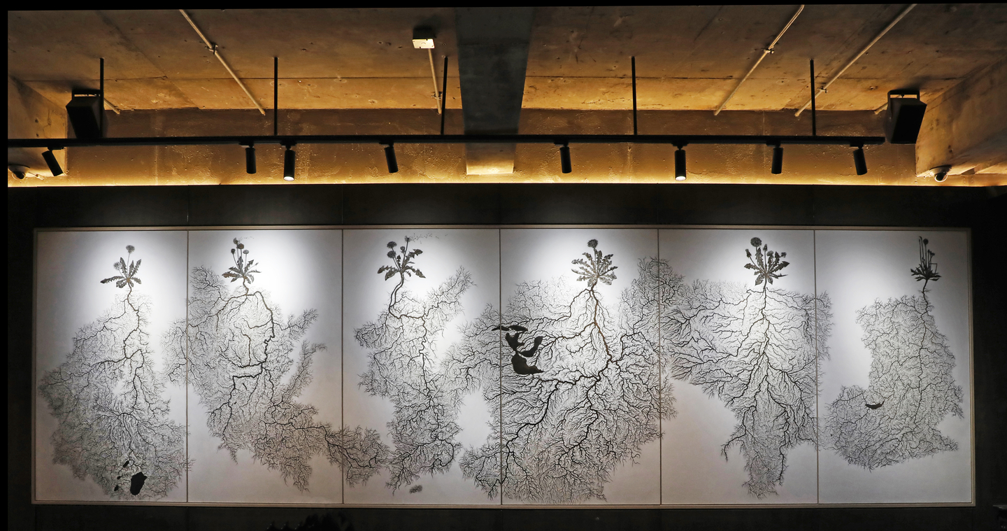 A "hanji" (Korean traditional paper) painting is displayed in Kyochon Pilbang, the flagship store of one of Korea's biggest chicken franchises, in Itaewon, central Seoul, on April 7. [PARK SANG-MOON]