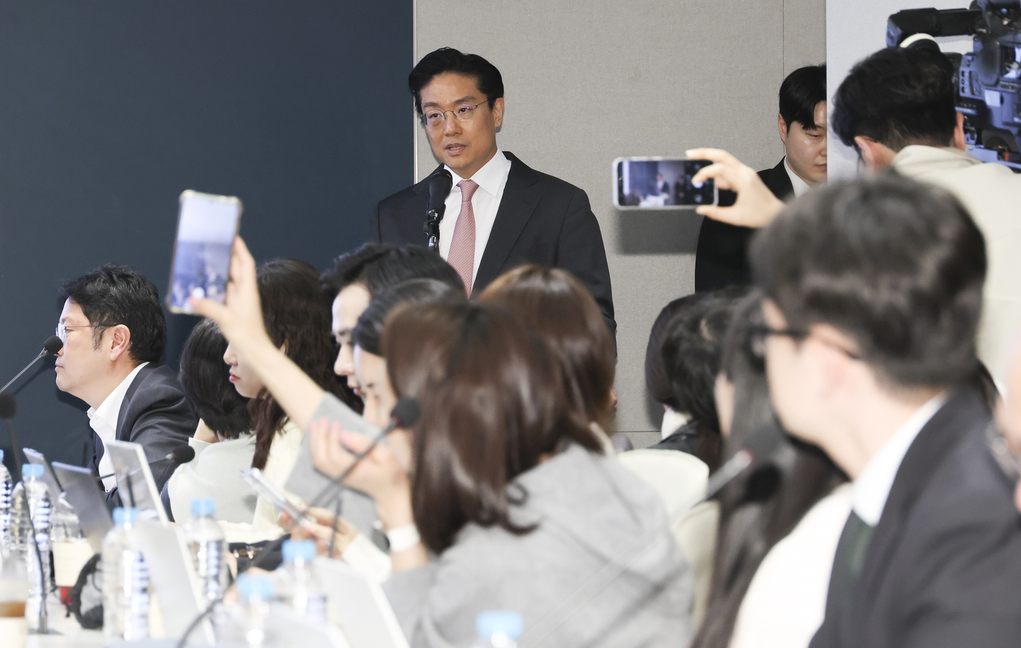 Jeon In-seok, CEO of Sam Chun Dang Pharm, speaks during a press briefing at the company’s headquarters in Seocho District, Seoul, on April 6. The firm’s stock, which had surged sharply since the start of the year, plunged suddenly, raising various concerns. [JOINT PRESS CORPS]