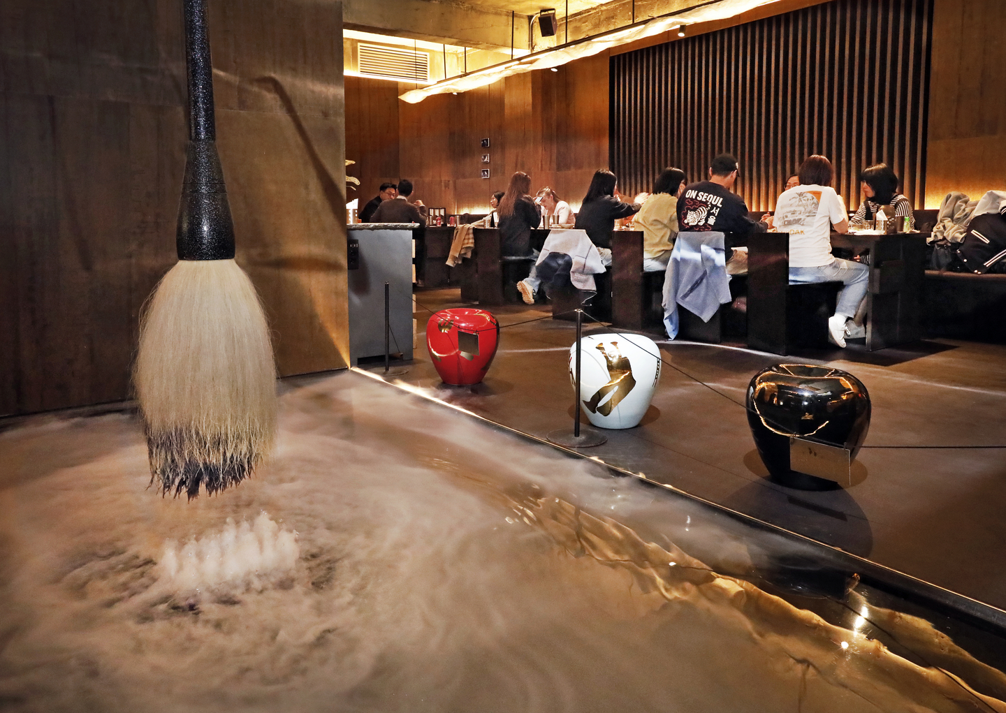 A monumental mother-of-pearl brush is displayed in Kyochon Pilbang, the flagship store of one of Korea's biggest chicken franchises, in Itaewon, central Seoul, on April 7. [PARK SANG-MOON]