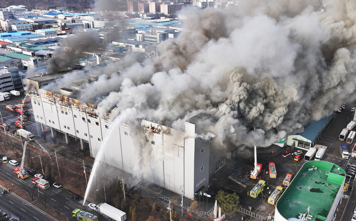 A fire rages at a Samlip factory in Siheung, Gyeonggi, on Feb. 2. [YONHAP] 
