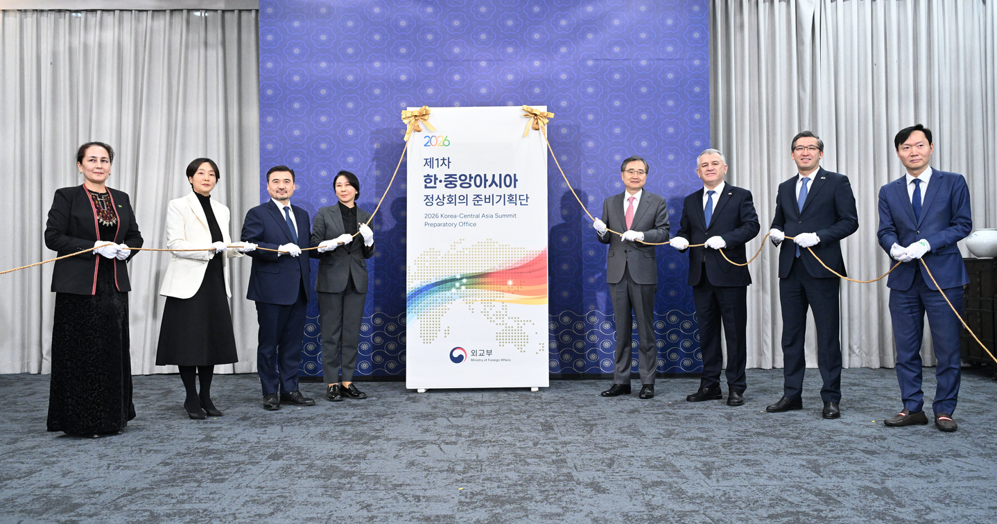 Korean Foreign Minister Cho Hyun, fourth from right, and Deputy Foreign Minister Chung Eui-hae, second from left, pose for a photograph with ambassadors from Central Asian nations to celebrate the launch of a preparation unit for a forthcoming summit at the ministry in central Seoul on March 16. [MINISTRY OF FOREIGN AFFAIRS/NEWS1]