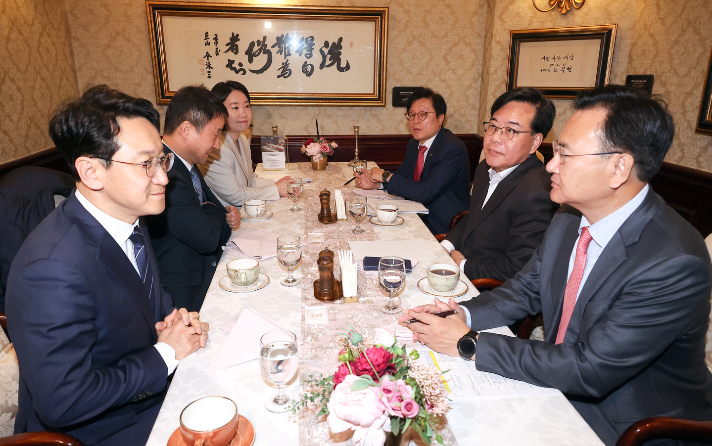 Lawmakers of the Democratic Party and the People Power Party hold discussions on a supplementary budget at the Kensington Hotel in Yeouido, western Seoul, on April 10. [YONHAP]
