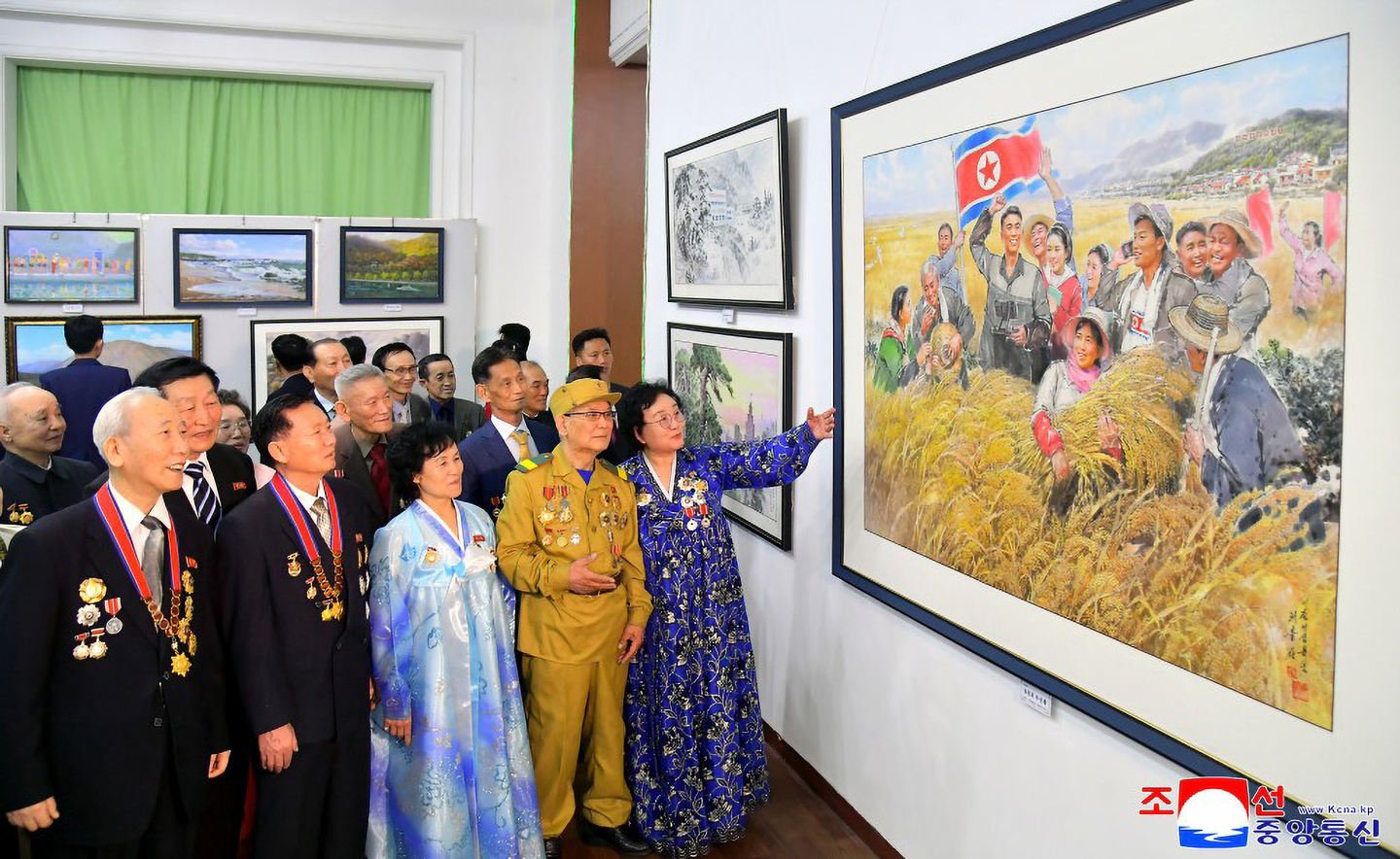 Visitors gather at an art exhibition to celebrate the birth of the regime founder Kim Il Sung in Pyongyang on April 9 in a photo carried by the Korean Central News Agency the following day. [YONHAP] 