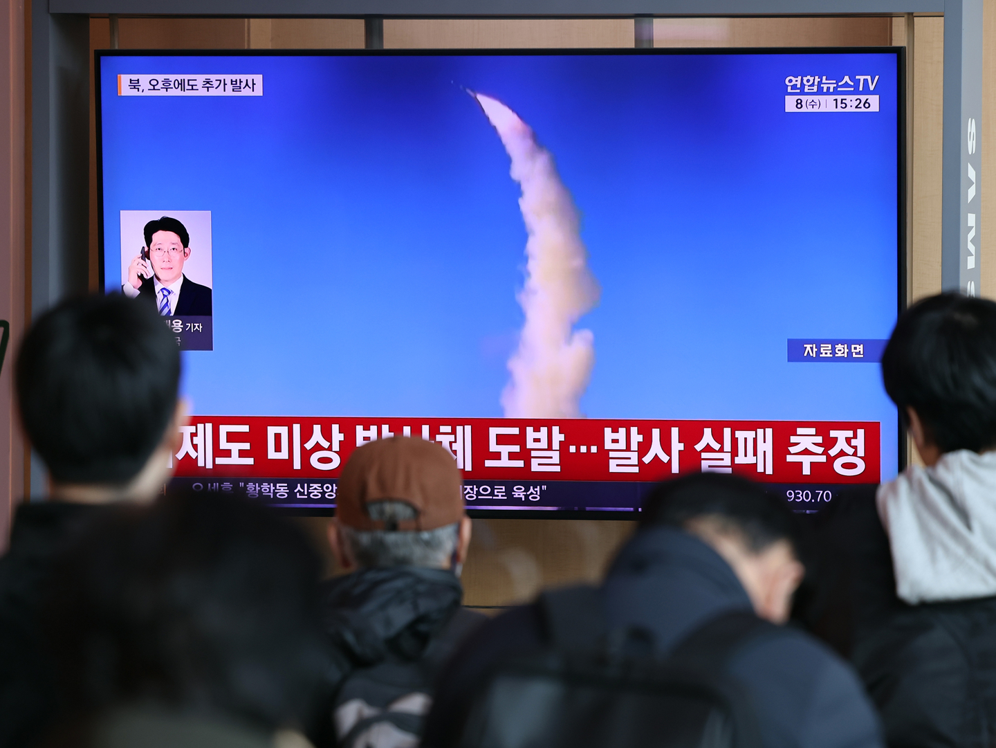 Citizens watch news coverage on a TV at Seoul Station on the afternoon of April 8, after North Korea launched ballistic missiles into the East Sea in two rounds. Pyongyang carried out a total of three tests using projectiles over two days starting April 7. [NEWS1]