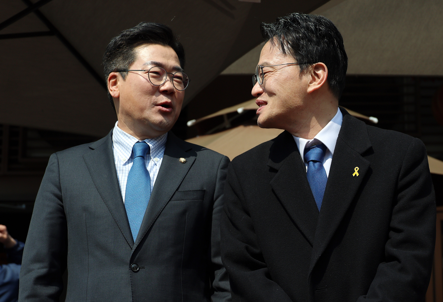 Incheon mayoral candidate Rep. Park Chan-dae, left, speaks to Seoul mayoral candidate Rep. Park Ju-min at a restaurant in Yeouido, western Seoul, on March 20. [YONHAP]