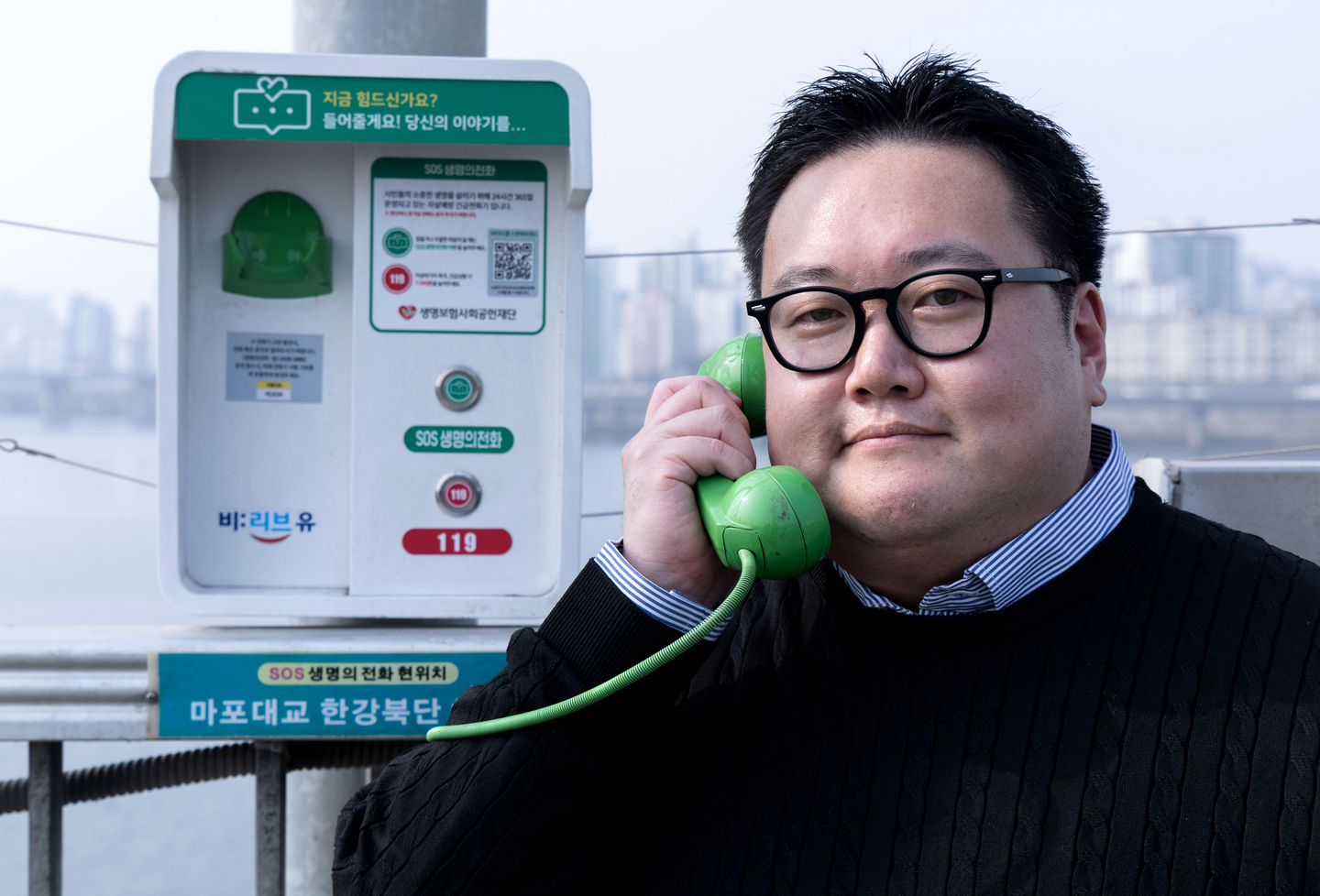 Park Sung-min, who created the SOS Life Line communication platform for individuals in suicidal crisis on bridges over the Han River, poses for a photo during an interview with the JoongAng Ilbo at the Mapo Bridge in western Seoul on March 27. [JANG JIN-YOUNG] 