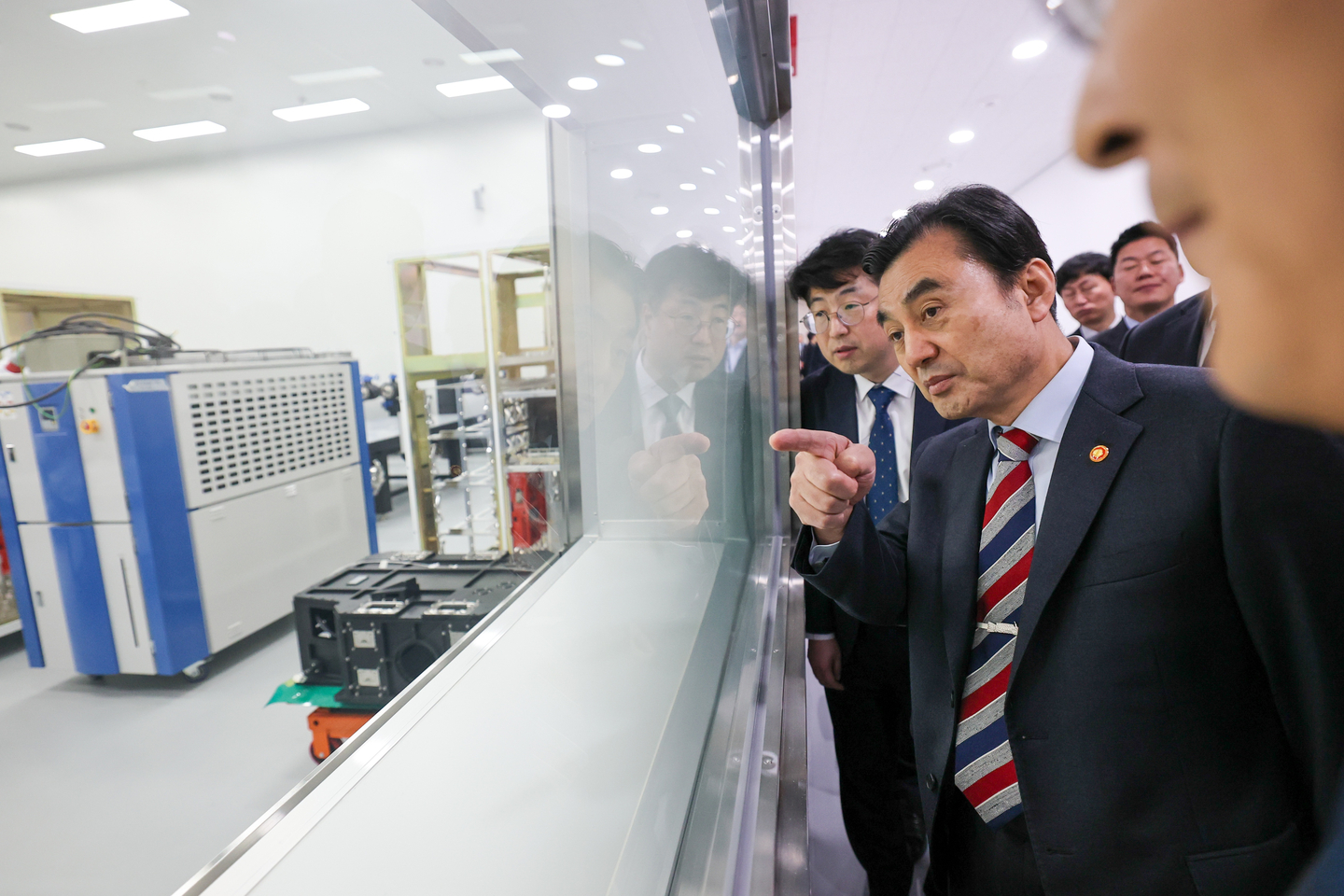Defense Minister Ahn Gyu-back visits defense company LIG Defense & Aerospace in Daejeon on April 10. [DEFENSE MINISTRY]