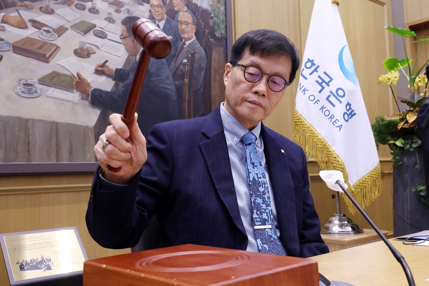 Bank of Korea Governor Rhee Chang-yong strikes the gavel during a Monetary Policy Board meeting at the central bank’s headquarters in central Seoul on Jan. 15. [NEWS1]