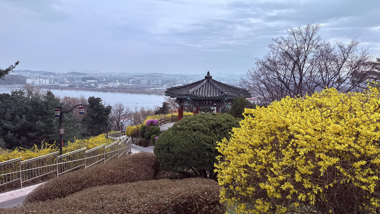 Deogyangjeong Pavilion at Haengjusanseong is set against sweeping views of the Han River. [WOO JI-WON]