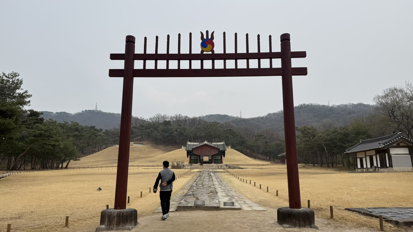 A visitors walks toward Myeongenung. [WOO JI-WON]