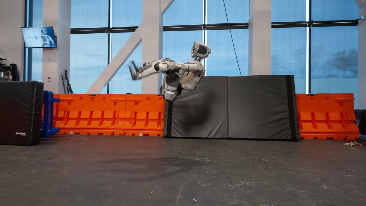 Atlas performs a series of aerial flips, including cartwheels and back tumbling, in footage released by Boston Dynamics on April 7 via its YouTube channel. [YONHAP] 