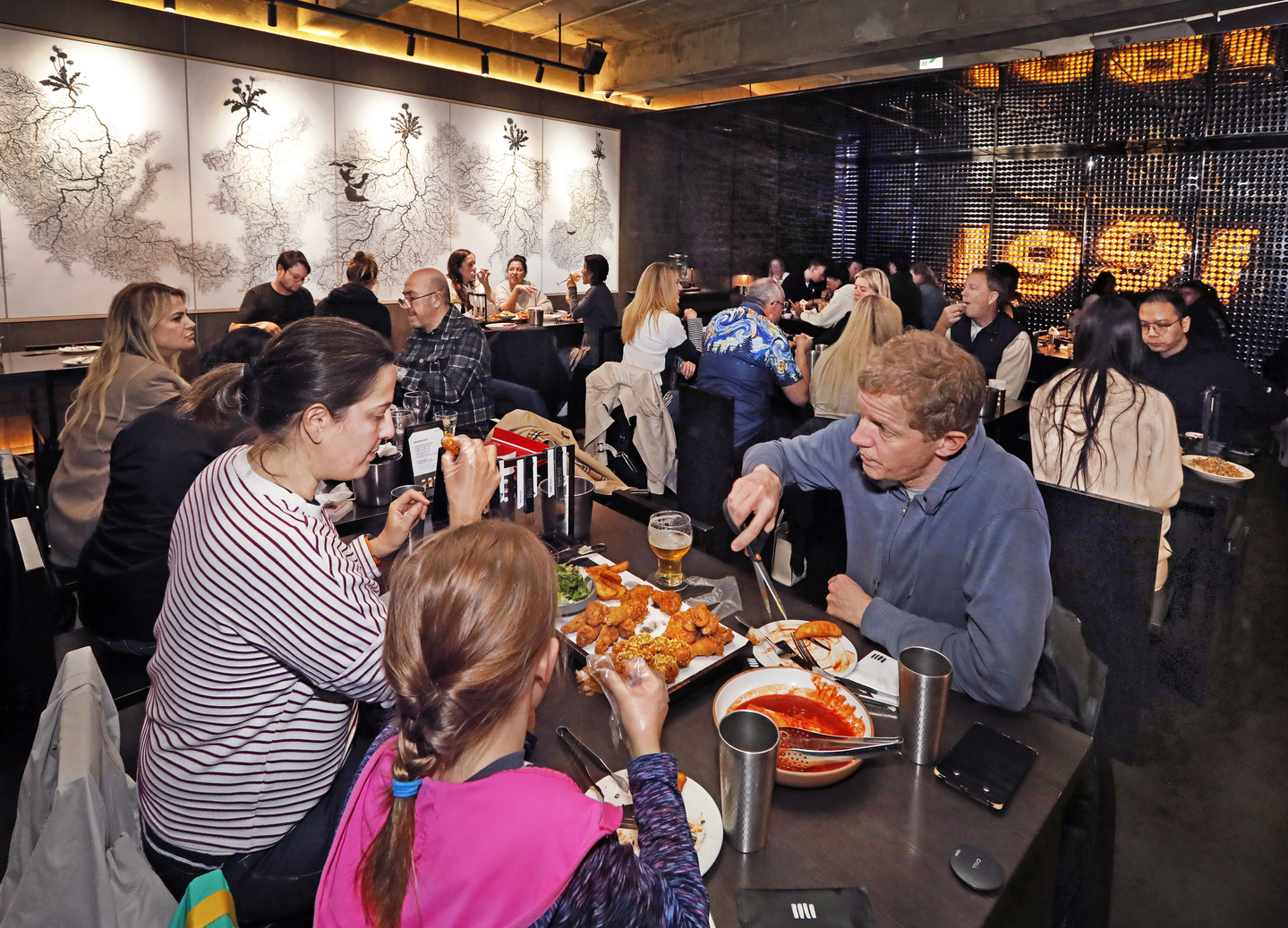 Customers enjoy the signature chicken platter in Kyochon Pilbang, the flagship store of one of Korea's biggest chicken franchises, in Itaewon, central Seoul, on April 7. [PARK SANG-MOON]