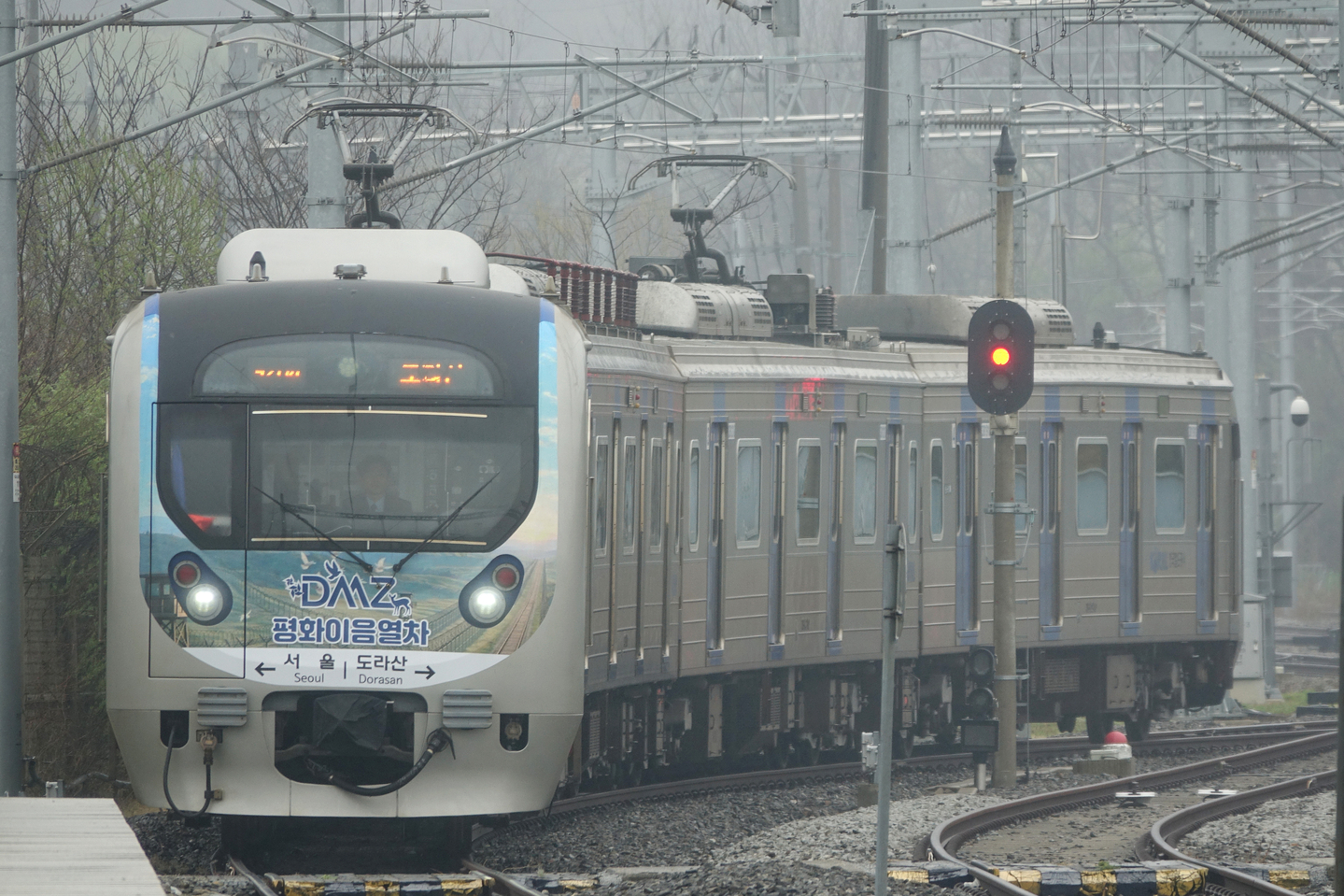 A train enters Dorasan Station near the inter-Korean border on April 10 in this photo provided by the Ministry of Unification. Korea resumed tourist rail service to the border station for the first time in over six years. [YONHAP]