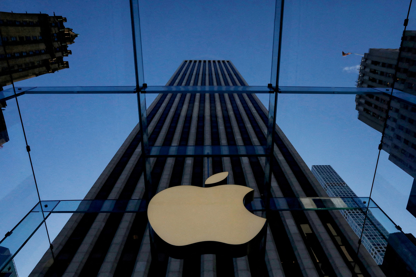 The Apple logo is seen during the preview of the redesigned and reimagined Apple Fifth Avenue store in New York on Sept. 19, 2019. [REUTERS/YONHAP]