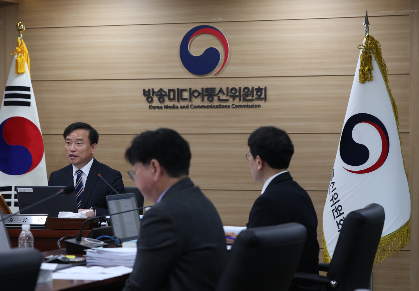 Kim Jong-cheol, chairperson of the Korea Media and Communications Commission, speaks during the commission’s first regular meeting since its launch in October 2025 on April 10. [YONHAP]