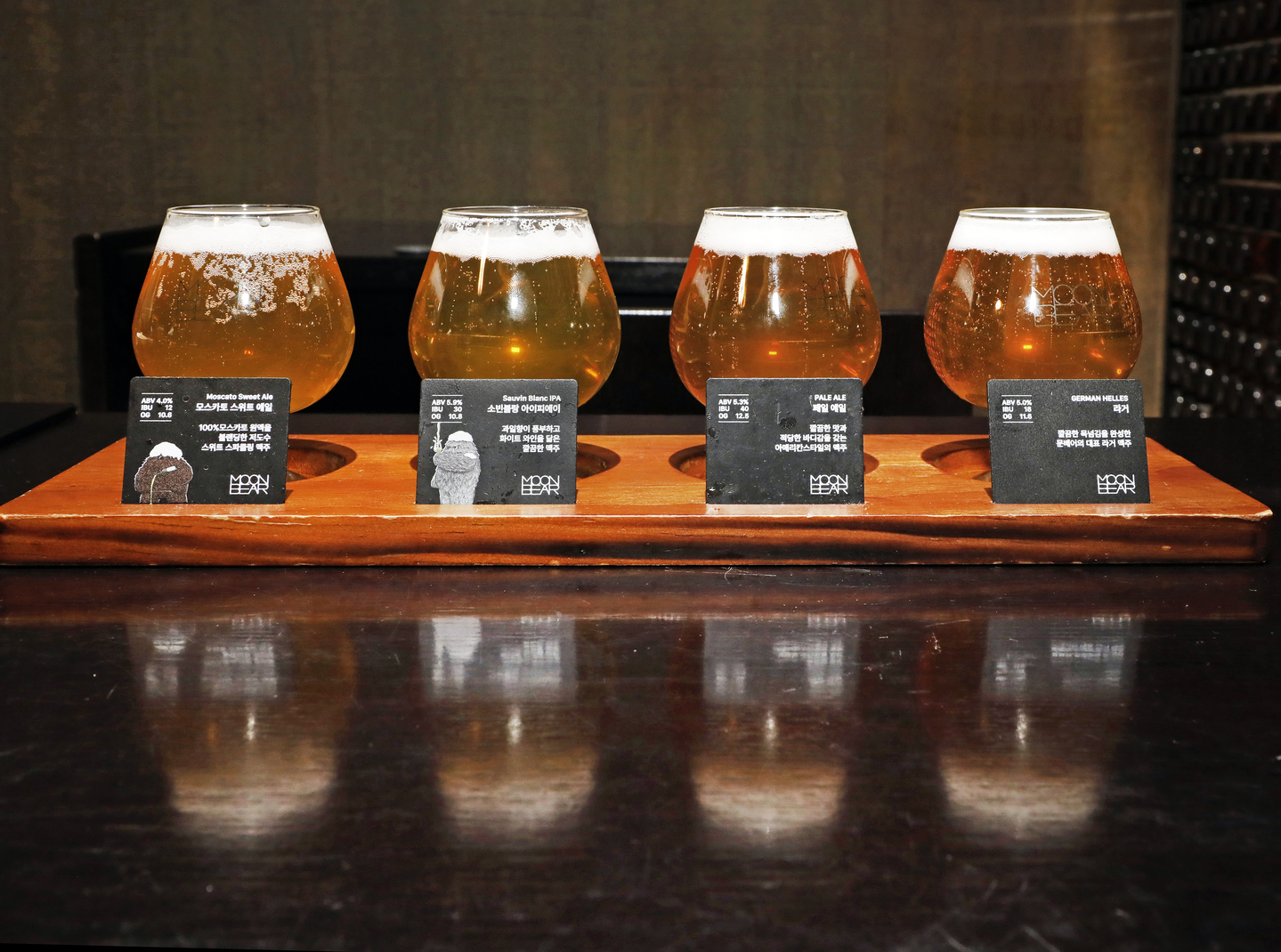 Glasses of beer samplers from Kyochon-affiliated Moon Bear brewery are displayed at Kyochon Pilbang, the flagship store of one of Korea's biggest chicken franchises, in Itaewon, central Seoul, on April 7. [PARK SANG-MOON]
