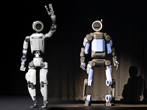 The research version of Atlas, left, and its mass-production variant at CES 2026 [HYUNDAI MOTOR GROUP, NEWS1]