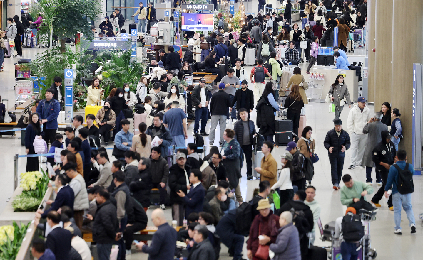 Travelers walk through Incheon International Airport on March 19. [NEWS1]