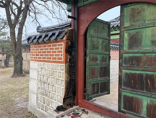 The damaged Sambimun, the gate leading to Jaseondang at Gyeongbok Palace [KOREAN HERITAGE SERVICE] 